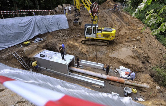 Whrend der Bagger Erde siebt, werden Halbschalen aus Stahlbeton eingesetzt.   | Foto: Michael Bamberger