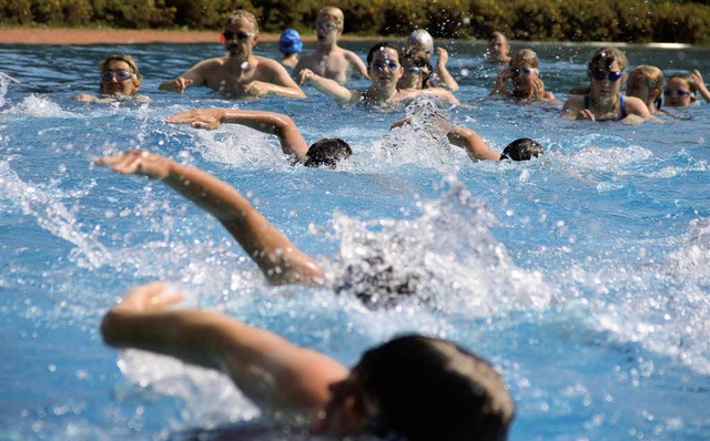 Gewusst wie: Im Waldbad lernten 35 Per... allem die Atemtechnik braucht bung.   | Foto: Tobias Hilpert