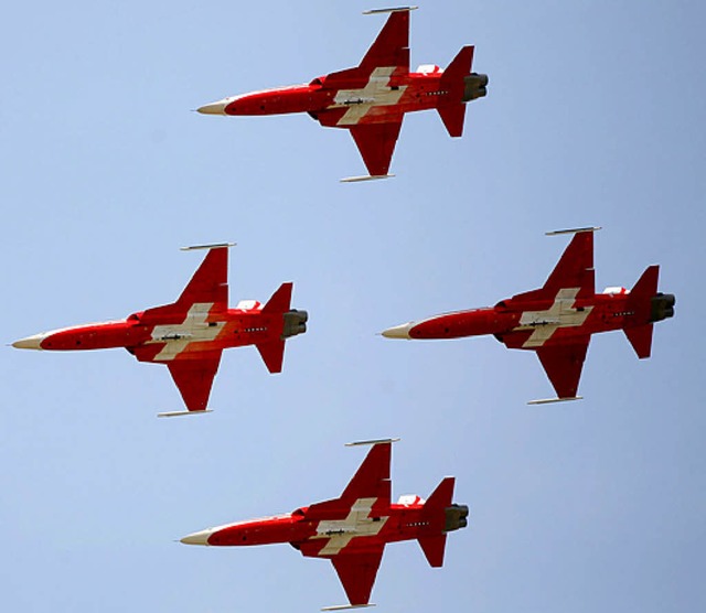 Die Patrouille Suisse gratuliert mit einem Formationsflug.  | Foto: ddp