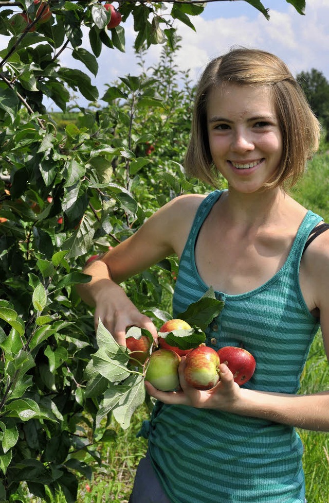 Nora Laub hilft in Eichstetten beim Er...anschlieend beim Verkaufen von Obst.   | Foto: Manfred Frietsch