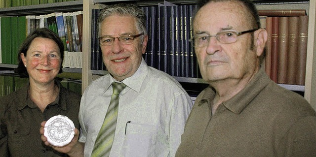 Stolz auf die Scheibe (v.l):  Andrea B...napp und  Professor Gerhard Fingerlin   | Foto: RP