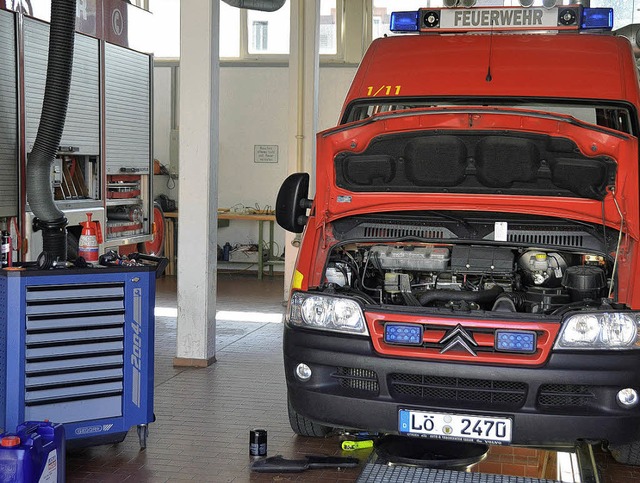 In der Feuerwehrgarage wird geschraubt.   | Foto: Momme Spinder