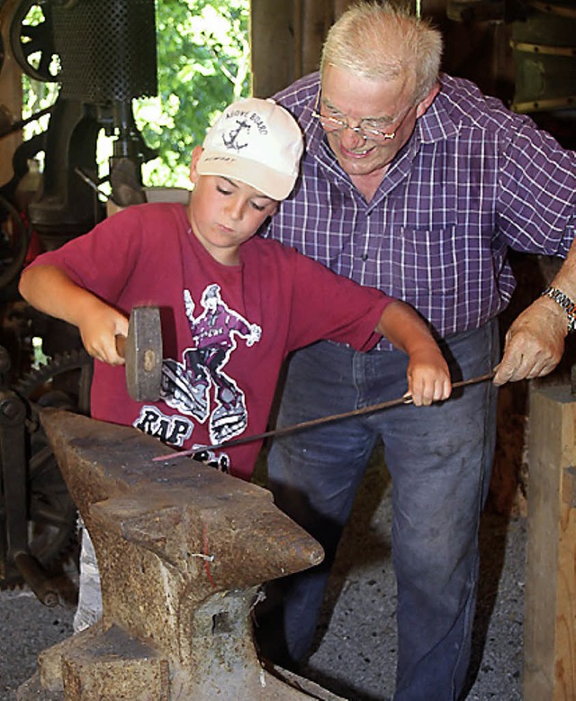 Schmieden unter fachkundiger Anleitung.   | Foto: Fabry