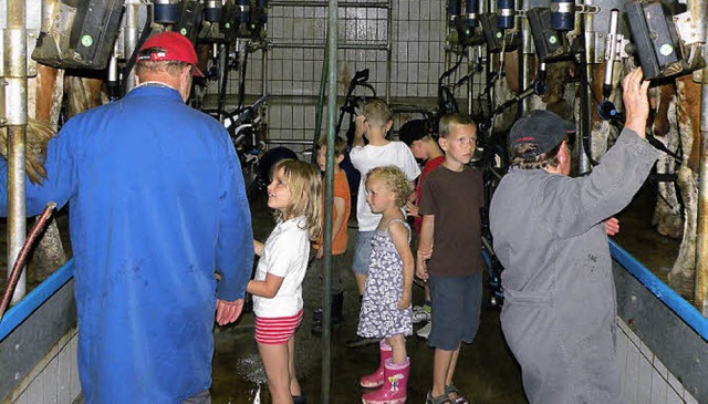 So geht das also: Die Kinder lassen si...erd Dreher die Melkmaschine erklren.   | Foto: Sarah Trinler