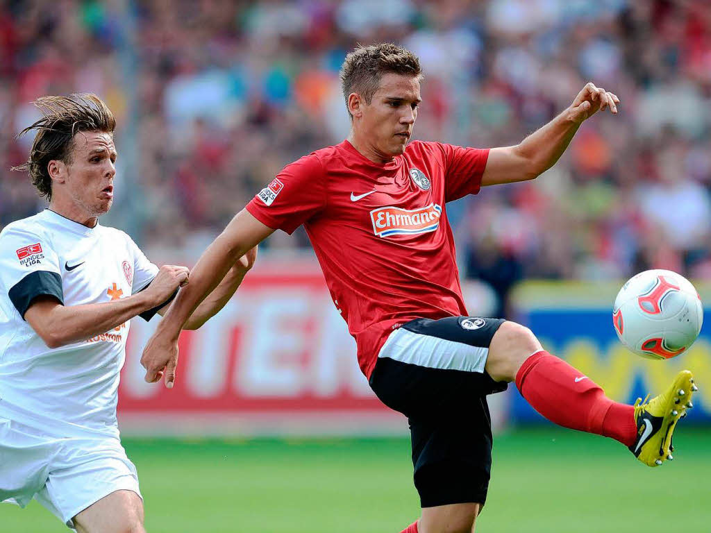 Erster am Ball: Der Freiburger Oliver Sorg. Nicolai Mller vom FSV Mainz 05 mchte dies verhindern.
