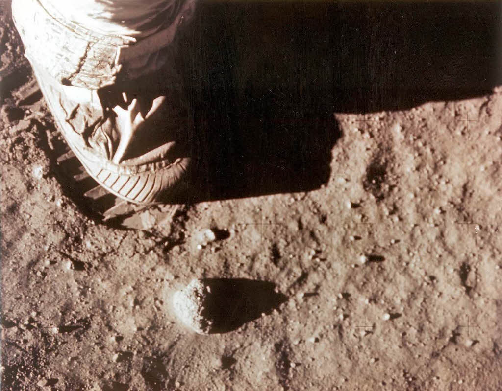 21. Juli 1969 (deutsche Zeit): Zwei  Tage zuvor ist Apollo 11 in die Umlaufbahn des Mondes eingetreten. Am 20. Juli setzt die Mondlandefhre „Adler“ auf. Um 3.56 Uhr berhrt Armstrong mit dem linken Fu als erster Mensch die Mondoberflche. Hier Armstrongs rechter Fu.