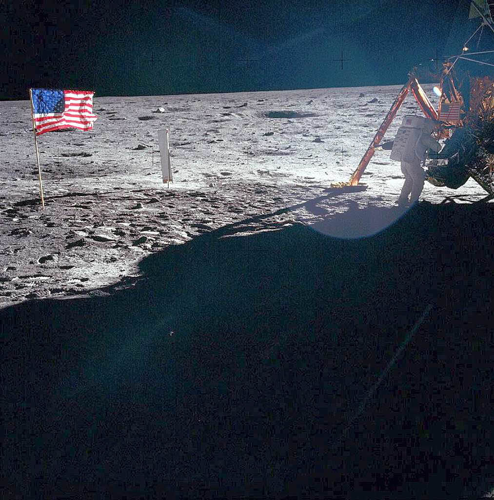 Neil Armstrong an der Mondstation. Um 6.11 Uhr wird die Luke wieder geschlossen.