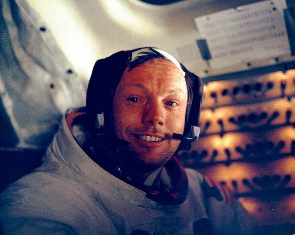 Neil Armstrong nach seinem historischen Gang auf dem Mond.   Um 18.54 Uhr hebt die  Mondlandefhre wieder ab...