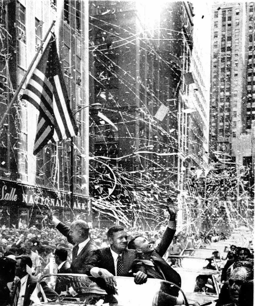 13. August1969: Die Apollo-11-Astronauten kehren als Helden heim. Aldrin,  Armstrong und Collins  (von links nach rechts) whrend einer Konfetti-Parade ihnen zu Ehren in Chicago.