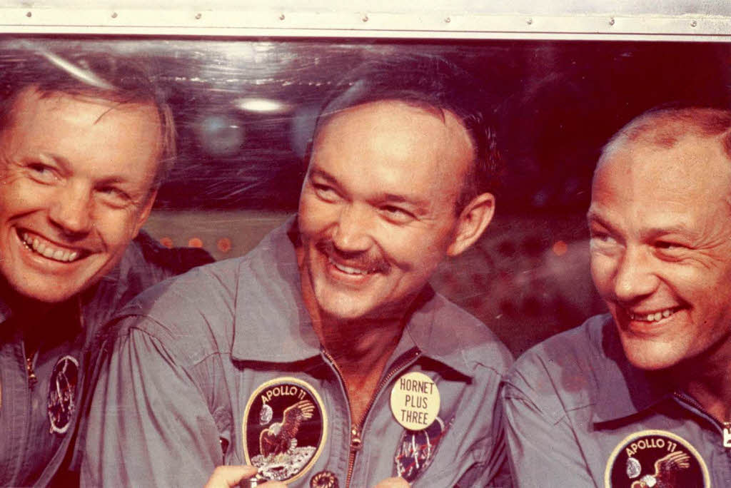 Kommandant Neil Armstrong (v.l.), die Astronauten Michael Collins und Edwin "Buzz" Aldrin in der Quarantne-Station, in der das Team nach Rueckkehr von der Mondexpediton fr einige Tage beobachtet wurde.