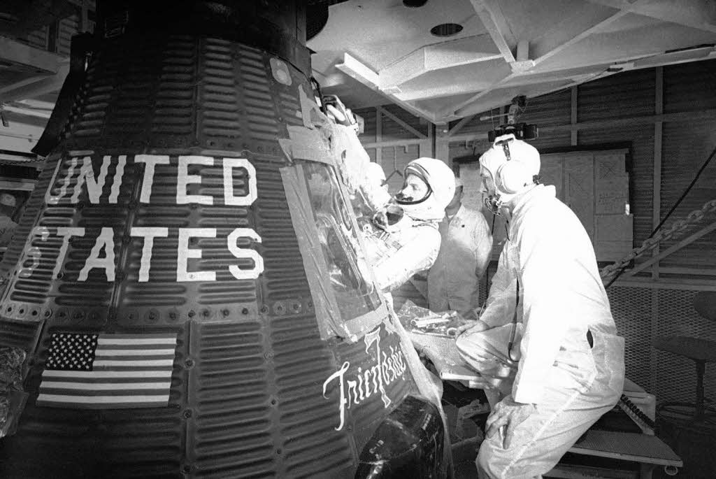 Erst beim dritten Anlauf wurde er im September 1962 der ffentlichkeit als knftiger Raumfahrer der US- Weltraumbehrde NASA  vorgestellt.