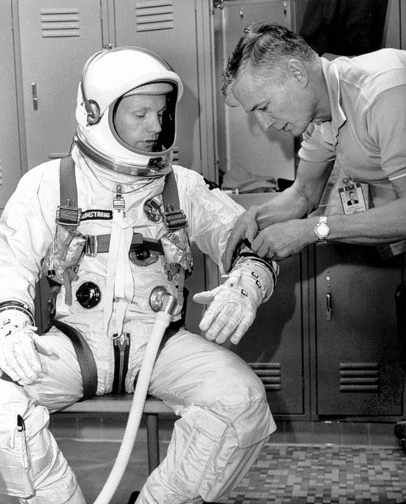 Der amerikanische Astronaut Neil Armstrong im Februar 1966 im Kennedy Space Center in Florida.