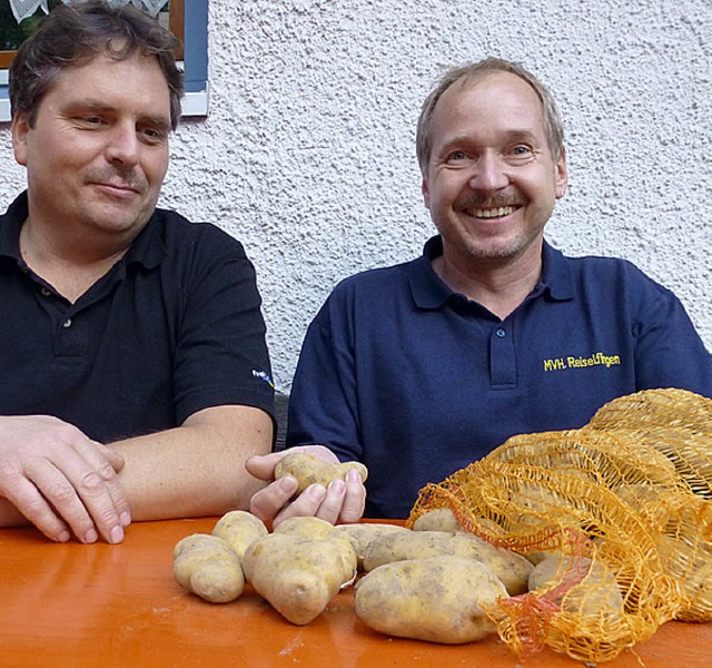 Thomas Engesser (links) und Guido Kalt...sjhrigen Kartoffelernte der Musiker.   | Foto: Karla Scherer