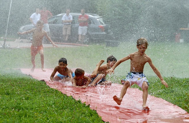 Feucht-frhliches Vergngen: Das Highl...zug in Riegel war  die  Wasserrutsche.  | Foto: Roland Vitt