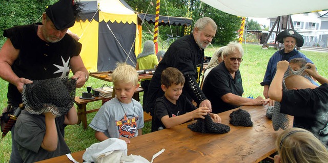 Ja, so  waren die alten Rittersleute: ...fach,  sich ein Kettenhemd berziehen.  | Foto: Roland Vitt