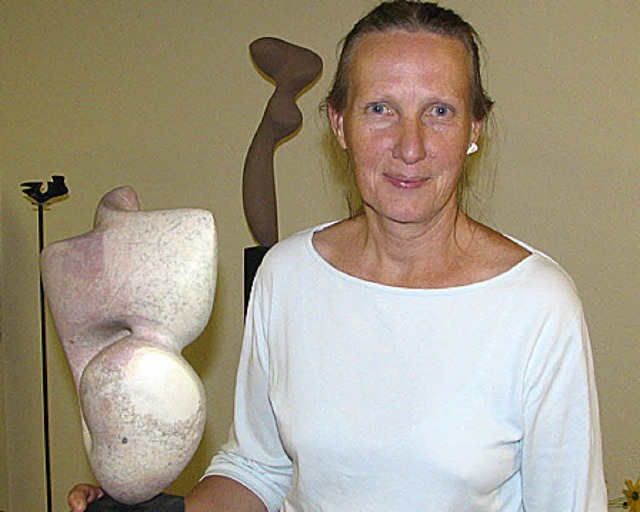 Elisabeth Drr, Lrracher Bildhauerin, zeigt 25 Unikate aus Stein und Bronze.  | Foto: ines Bode