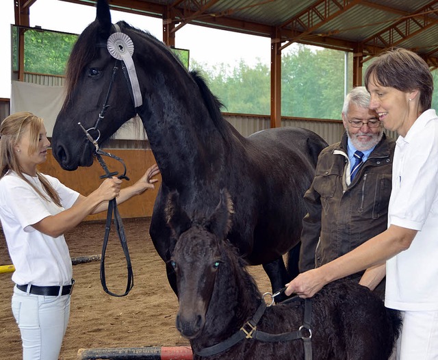 Zchterin Elke Zanon (rechts)  konnte ...Stutfohlen war knapp drei Wochen alt.   | Foto: Khnemund