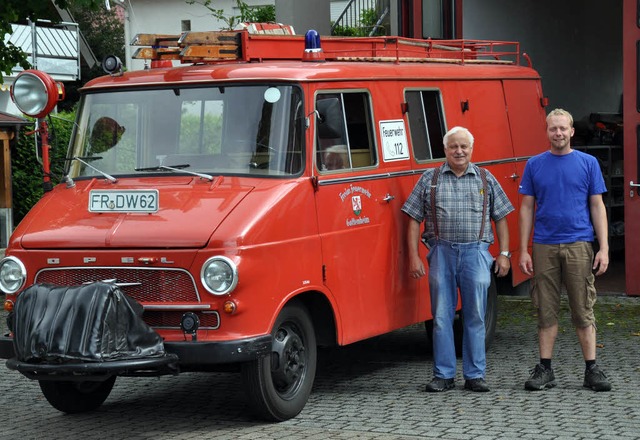 Ehrenkommandant Huber Maurer und  Komm... sind stolz auf den alten Opel Blitz.   | Foto: Steckmeister