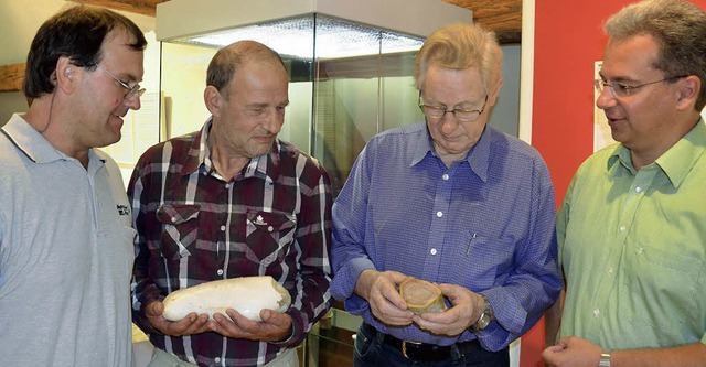 Fachsimpeln ber  den Jaspis: die Brd...nd Museumsleiter Jan Merk (von links)   | Foto: Babeck-Reinsch