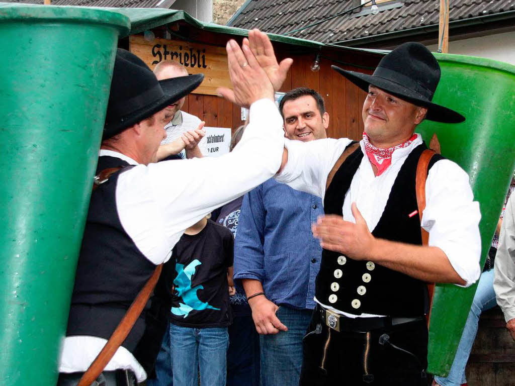 Zimmerermeister Harald Fotteler (rechts) und Hans-Peter Beck unterhalten das Publikum mit dem „Klatschen“ ihrer Zunft.