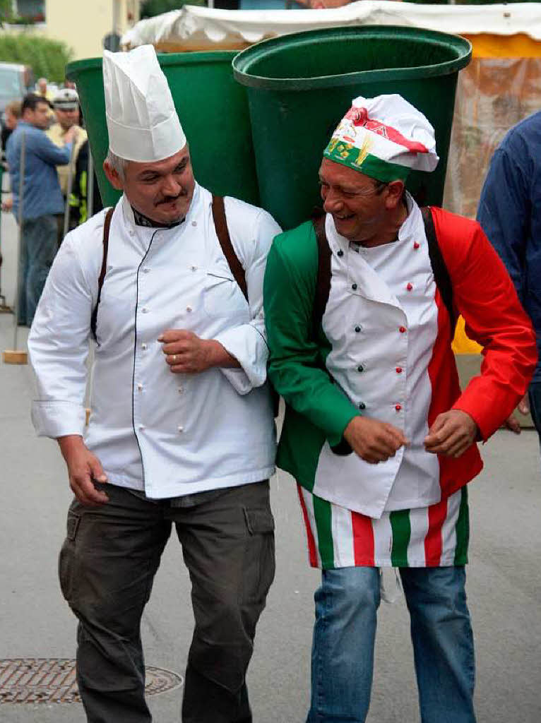 Peter Winkler, Ochsenwirt aus Wolfenweiler, und Nico Vulcano, Inhaber der Pizzeria Da Nico im Ortsteil Schallstadt geben sich nicht als Konkurrenten, sondern vielmehr Arm in Arm als beschwipste Gutedelfreunde.