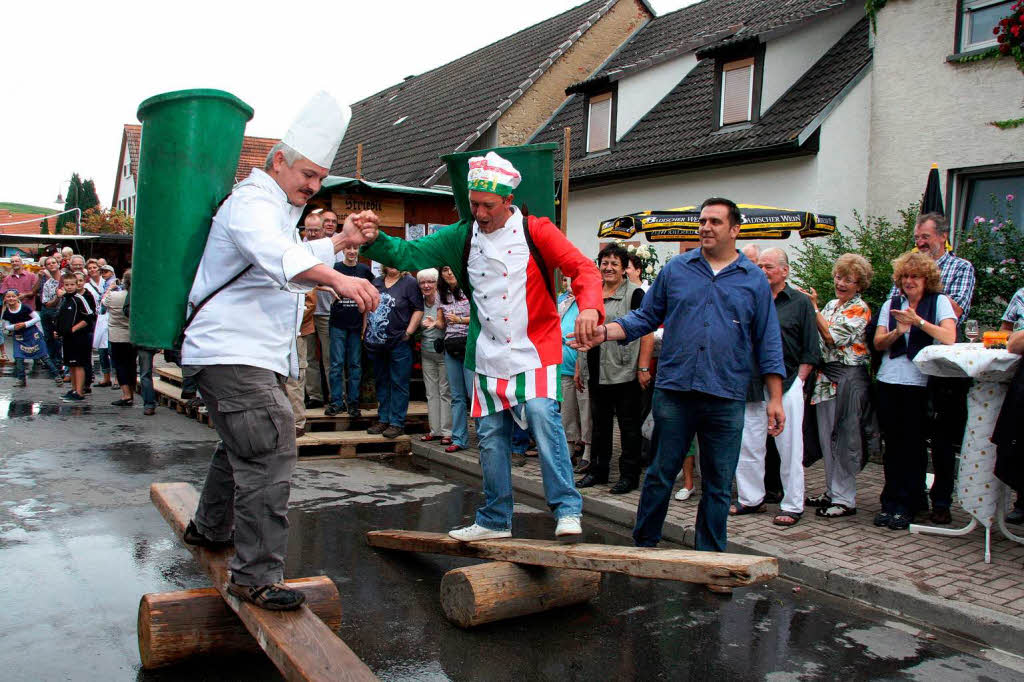 Peter Winkler, Ochsenwirt aus Wolfenweiler, und Nico Vulcano, Inhaber der Pizzeria Da Nico im Ortsteil Schallstadt geben sich nicht als Konkurrenten, sondern vielmehr Arm in Arm als beschwipste Gutedelfreunde.