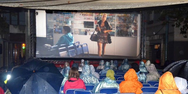 Mit Schirm und Regencape: Kino auf dem Marktplatz   | Foto: Benedikt Mller