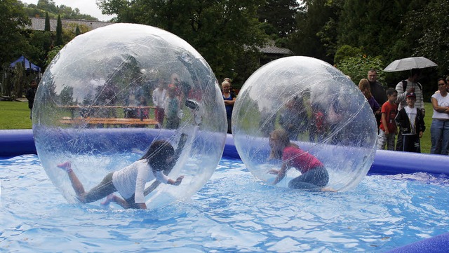 Die Fun Bubbles warten beim Kinderfestival im Stadtpark besonders beliebt.    | Foto: Heidi Fssel