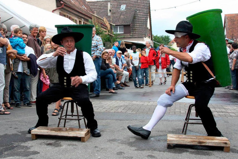 Die Zimmerermeister Harald Fotteler (rechts) setzt den Wettbewerb mit einem Verband fort. (Foto: Silvia Faller) Die Zimmerermeister Harald Fotteler (rechts) setzt den Wettbewerb mit einem Verband fort. (Foto: Silvia Faller)