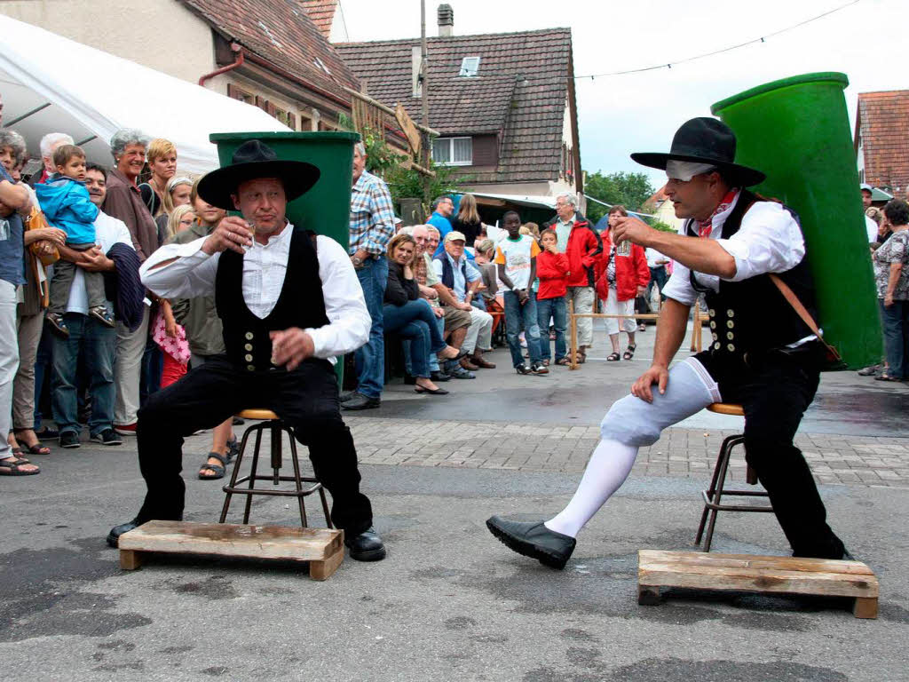 Die Zimmerermeister Harald Fotteler (rechts) setzt den Wettbewerb mit einem Verband fort.