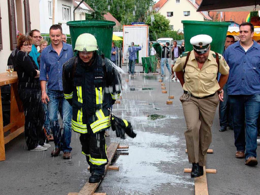 Polizeikomissar Markus Schneider und Michael Knrr von der Feuerwehr Pfaffenweiler treten gegeneinander an.