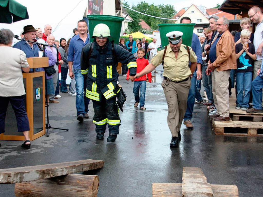 Polizeikomissar Markus Schneider und Michael Knrr von der Feuerwehr Pfaffenweiler treten gegeneinander an.