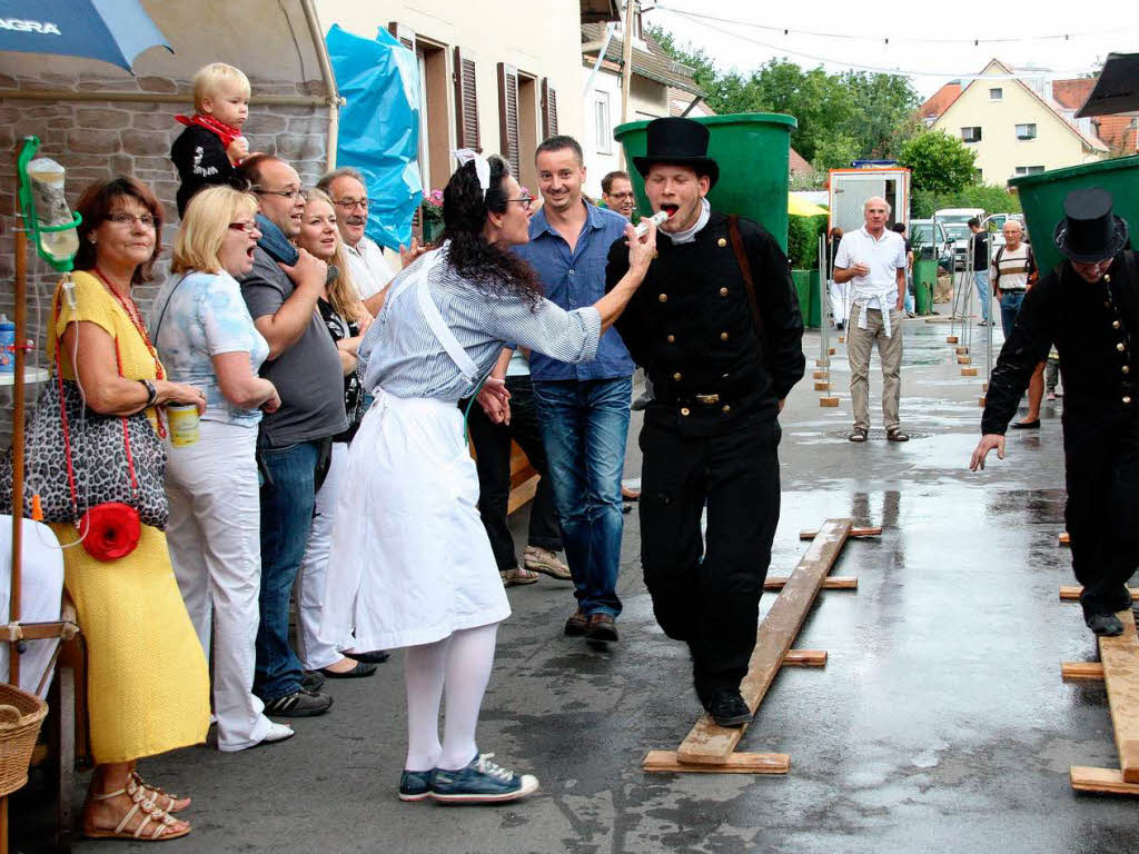 Schwester Jutta (Hanser) versorgt Schornsteinfeger Max Wadas unterwegs mit Gutedel.