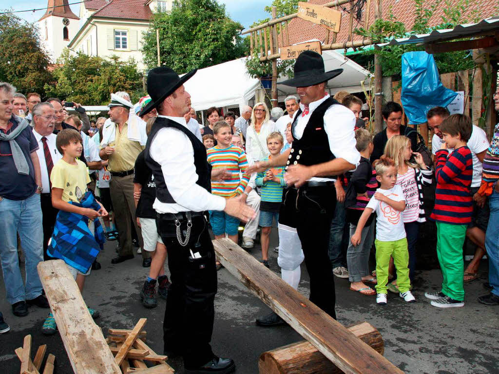 Die Zimmerer Harald Fotteler (links) und Hans-Peter Beck sorgen mit dem "Klatschen" ihrer Zunft fr Unterhaltung.