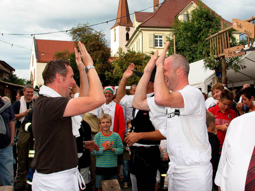 Die Fleischermeister Rainer Uhl (links) und Frank Kaltenbach tun es den Zimmerern nach.