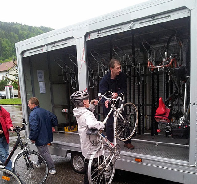 Mit dem Radbus lassen sich Fahrrder v... hinauf zum Feldberg  transportieren.   | Foto: Privat
