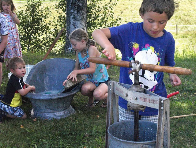 Faszinierend fanden die Kinder die Ger...it denen frher Wsche gewaschen wurde  | Foto: Karin Stckl-Steinebrunner