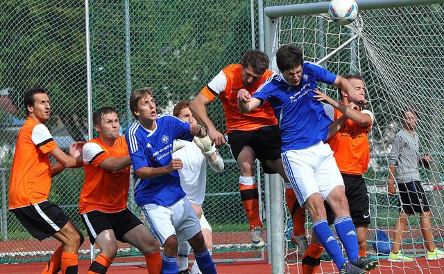 Hochbetrieb vor dem Bermatinger Tor: D...versuchen einen Eckball zu verwerten.   | Foto: BerNd Seger