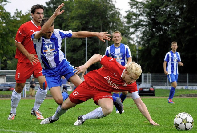 Der Lahrer Stefan Lke (Zweiter von li...bleibt an seinem Gegenspieler hngen.   | Foto: wolfgang knstle