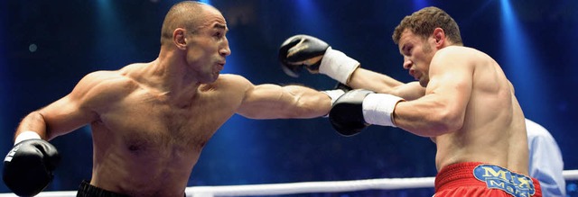 Arthur Abraham (links) auf dem Weg zum...eg nach Punkten ber Robert Stieglitz   | Foto: DPA