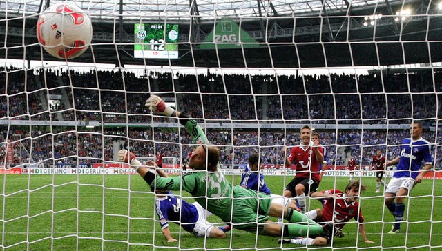 Da kann der Schalker Torhter Timo Hil...Adrian Nikci trifft zum 2:2-Endstand.   | Foto: dpa