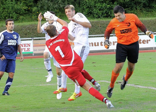 Augen zu und durch. Markus Glaisner (r...Laufenburg zum 2:2-Unentschieden ein.   | Foto: scheibengruber