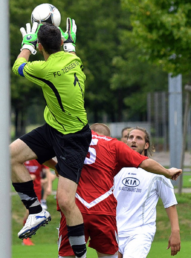 Der Tiengener Edmond Bektasi beobachte...d Sergej Triller. Dann fllt das 3:2.   | Foto: mat