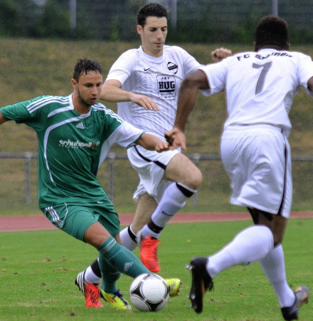 So spielt kein Urlauber: Fabio Muto,  ...izoua (7), erzielte das 2:0 fr Zell.   | Foto: kaufhold