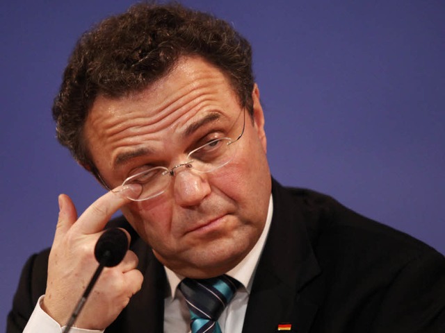 Neuer rger fr Innenminister Hans-Pet...schen Regimes mit Ausrstung versorgt.  | Foto: dapd