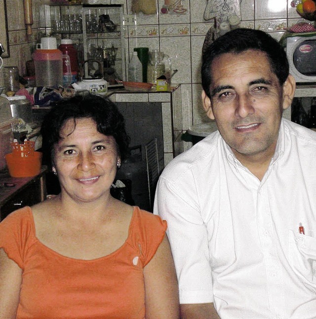 Maria und Carlos Montoya Vasquez betre...kirch und berichten ber ihre Arbeit.   | Foto: Privat