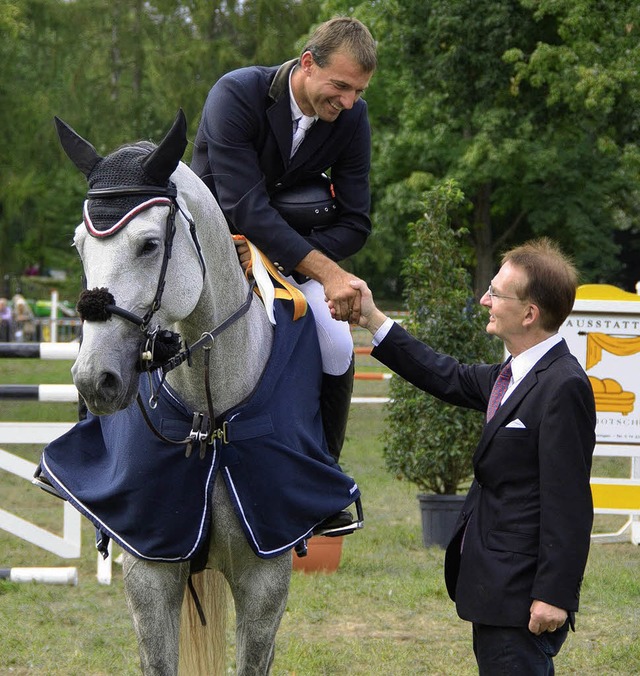 Ralf Hnig aus Lahr nahm beim Vita Cla...er Ekkehart Meroth gratulierte ihm.     | Foto: Susanne Mller