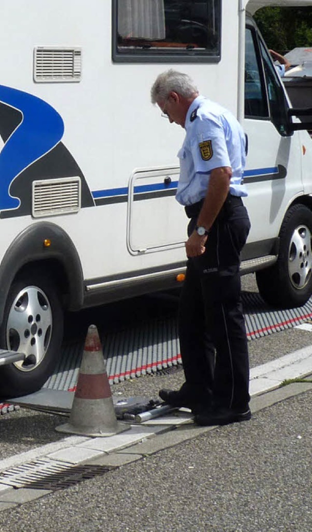 Kritischer Blick: Ein Polizist berpr...das Wohnmobil Ballast loswerden muss.   | Foto: Rolf Mller