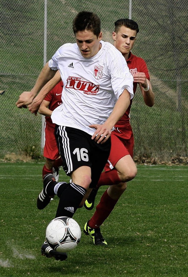 Julian Lacher (wei) FC Auggen  | Foto: Klein