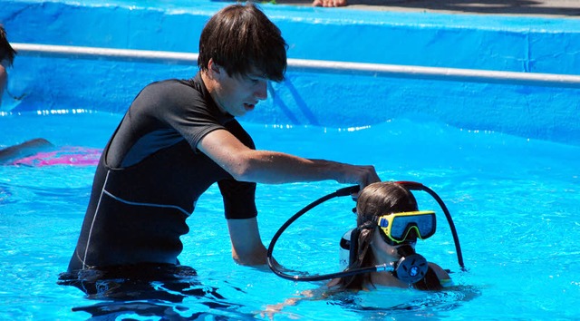 Die Kinder hatten beim Schnuppertauchen im Oberrotweiler Schwimmbad viel Spa.  | Foto: benjamin bohn